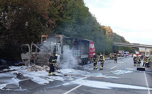 LKW-Brand auf der BAB 48: Zugmaschine komplett ausgebrannt 