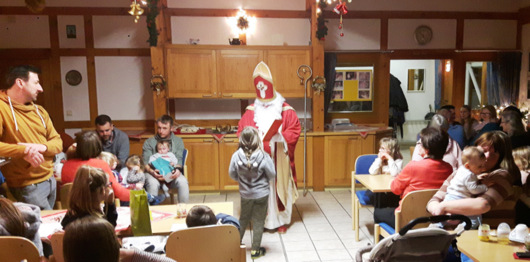 Der Nikolaus beschenkte die Kinder aus dem Dorf. (Foto: Ortsgemeinde Niedersteinebach) 