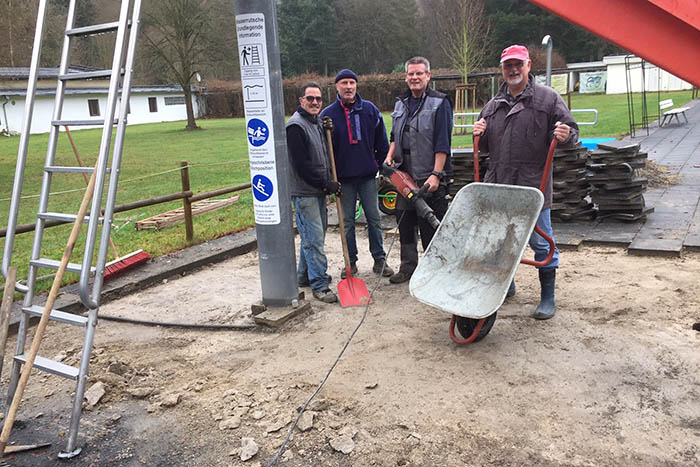 Sicherer ins khle Nass: Neue dicke Fallschutzmatten installierten jetzt die Ehrenamtler unter der Rutsche. Foto: HVO