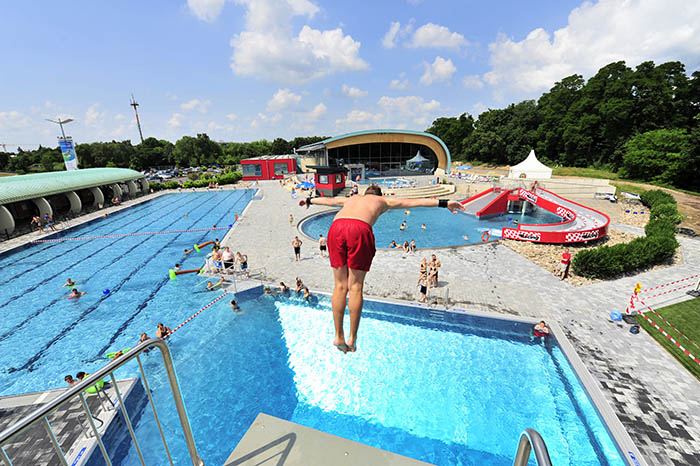 Hhenflug  auch fr die Gstebilanz der Deichwelle. Der Sommer hat dem Bad ein Traumergebnis beschert. Foto: Deichwelle