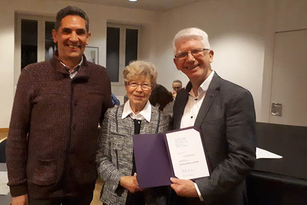 Pfarrer Werner Zupp (rechts) und der stellvertretende Vorsitzende des Presbyteriums, Uwe Selzer (links) berreichen Erika Buchwald das Kronenkreuz in Gold. Foto: privat