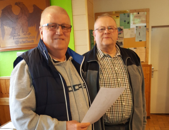 Eine Urkunde fr die Teilnahme an der  Deutschen Meisterschaft berreichte Heinz-Willi Ellert (rechts) an Gnter Imhuser. (Foto: Verein)