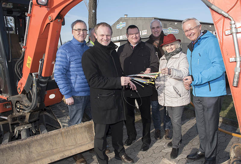 Das Archivbild stammt vom Spatenstich fr den Glasfaserausbau in den Industriegebieten Distelfeld und Friedrichshof. Foto: SWN