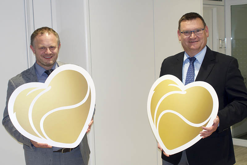 Oberbrgermeister Jan Einig (l.) und  SWN-Geschftsfhrer Stefan Herschbach freuen sich und hoffen, dass mit dem erweiterten Sponsoring die Vereine und damit ein wichtiger Pfeiler fr ein lebendiges Neuwied gestrkt werden knnen. Foto: SWN