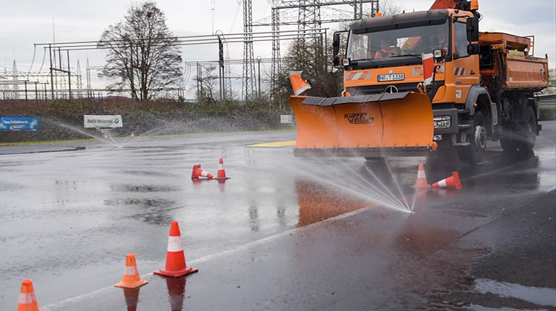 Der LKW der SBN bringt gut elf Tonnen auf die Waage, mit Schneeschild und Salztank sind es sogar mehr als 15. Um Gefahrensituationen zu bewltigen, absolvieren die Fahrer Trainings auf der ADAC-Strecke in Koblenz. Foto: privat