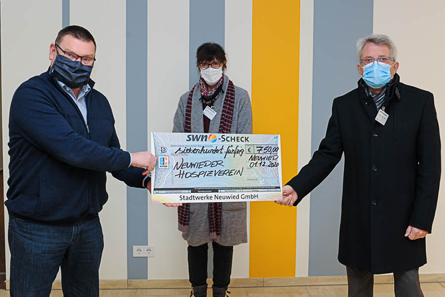 Spende statt Weihnachtskarten: SWN-Geschftsfhrer Stefan Herschbach (l.) bergab den Scheck an Anita Ludwig, Leiterin des ambulanten Hospizes, und den Vorsitzenden Hand-Peter Knossala. Foto: SWN