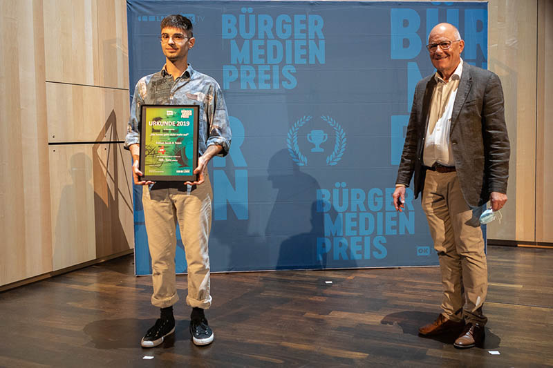 Fabian Jakob mit Albrecht Bhr, Vorsitzender der Versammlung. Foto: Medienanstalt Rheinland-Pfalz