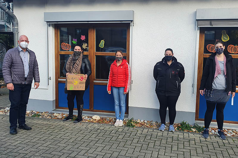 Ortsbrgermeister, KiTa-Leitung und Elternvertreter nach der Auszhlung der Stimmen. Foto: KiTa Spatzennest