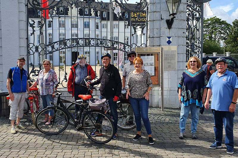 AG60+ Vorsitzender Klaus Mertensacker (rechts) mit den Teilnehmern der Radtour. Foto: privat