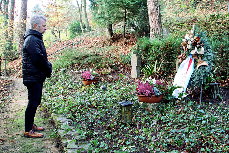 Gedenken von Brgermeister Otto Neuhoff im Namen der Brger Bad Honnefs am Kranz, der auf dem Waldfriedhof in Rhndorf niedergelegt wurde. Foto: Stadt Bad Honnef