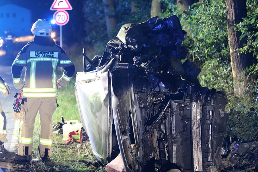 PKW kommt von Strae ab - zwei Verletzte von Feuerwehr befreit