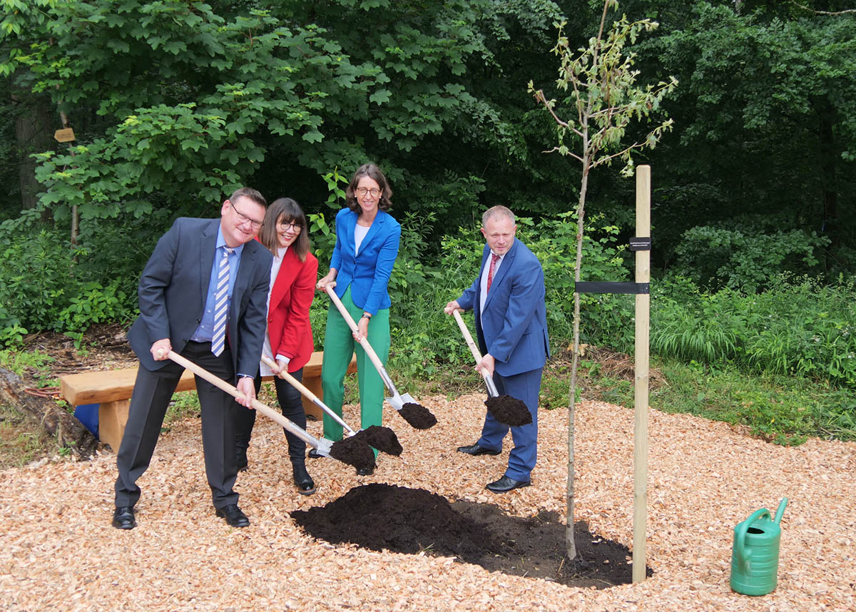 Wo frher das Schloss Monrepos stand, pflanzten (v.r.) Oberbrgermeister Jan Einig, Frstin Isabelle zu Wied, Fried-Wald-Geschftsfhrerin Petra Bach und SBN-Vorstand Stefan Herschbach den Erffnungsbaum. Foto: privat