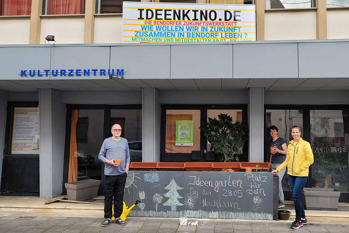 Das Ideenkino-Team und die Nachbarschaft aus der Poststrae freuen sich ber blhende Beitrge fr den Ideengarten. Foto: Stadt Bendorf