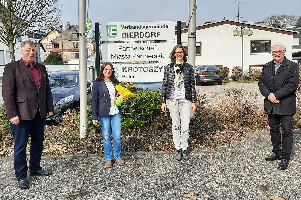 Von links: Horst Rasbach (Brgermeister VG Dierdorf), Jenny Holly (Auenstellenleitung Dierdorf) Simone Kirst (Geschftsfhrerin KVHS), Volker Mendel (Vorsitzender KVHS). Foto: KVHS