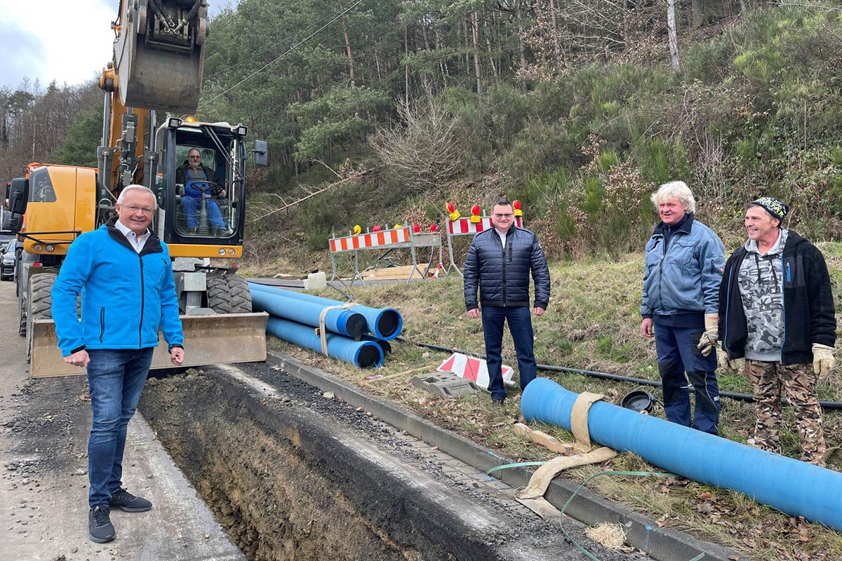 Zwischen den Ortslagen Reifert und Hhnen werden in der Fahrbahn der Landstrae 256 Leitungen und Signalkabel verlegt. Die Arbeiten gehen gut voran, wie Landrat Achim Hallerbach und SWN-Geschftsfhrer Stefan Herschbach sahen. Foto: Kreisverwaltung