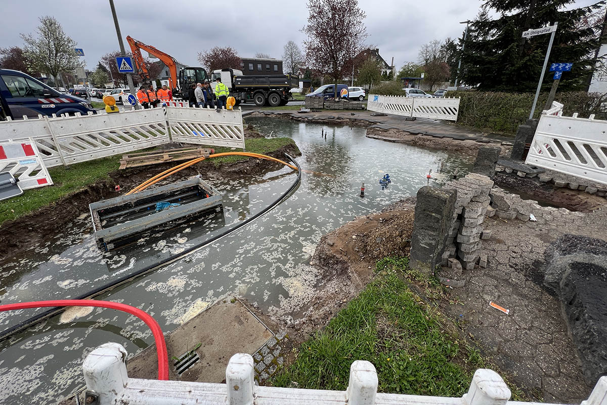 Die geplatzte Wasserhauptleitung am Raiffeisenring berschwemmte den Kreuzungsbereich am Ohligspfad. Foto: SWN