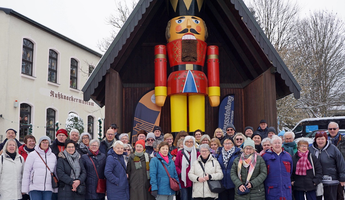 Auf Adventsreise im schsischen Erzgebirge nahmen die Steinebacher Bergbaufreunde in Neuhausen auch die weltgrte Nussknackersammlung unter die Lupe. (Fotos: Joachim Weger)