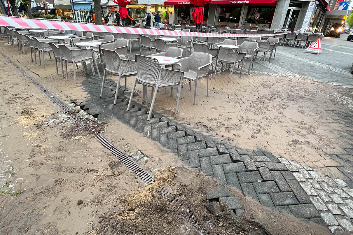 Mitten in der Nacht platzte im April vergangenen Jahres die Wasserleitung am Luisenplatz. Der Schaden war gro. Jetzt wird vorsorglich auch die Wasserleitung auf der anderen Seite der Langendorfer Strae erneuert: Sie ist aus dem gleichen Material. Foto: SWN
