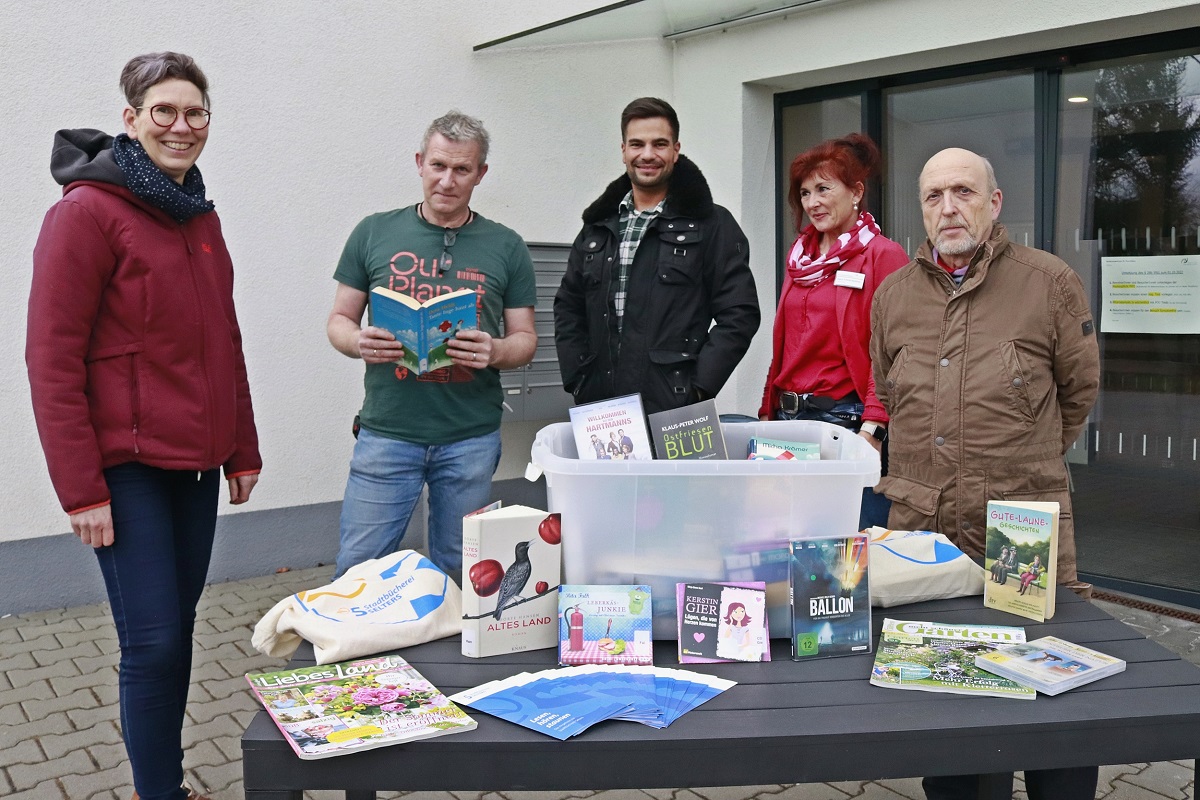 Starttermin fr die Lese- und Medienkooperation. Einrichtungsleiter Deniz Cevik (Bildmitte) begrt Birgit Lantermann (links) und Rainer Reum (rechts) von der Stadtbcherei Selters. Alexander Elzer (2. von links) und Angela Schmitz-Buchholz (2. von rechts) freuen sich auf das neue Angebot. (Fotos: Rita Steindorf)