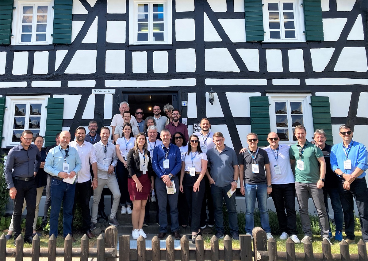 Zum Erinnerungsfoto stellten sich die Bankiers aus Brasilien gemeinsam mit Raiffeisenbotschafterin Anette Neitzert (vorletzte Reihe, Mitte) vor dem Raiffeisenhaus in Flammersfeld auf. (Foto: privat)