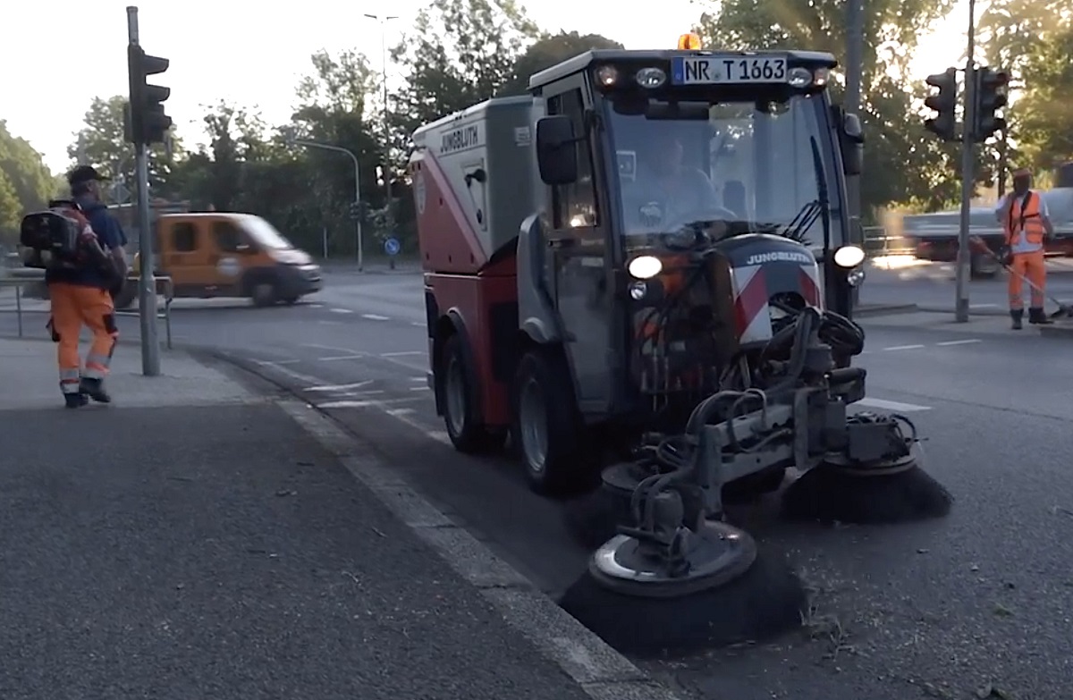 Die Mitarbeiter der Servicebetriebe Neuwied reinigen die Verkehrsinseln mit einer Kehrmaschine und einer Handreinigungskolonne in der Rasselsteiner Strae. (Foto: Servicebetriebe Neuwied)