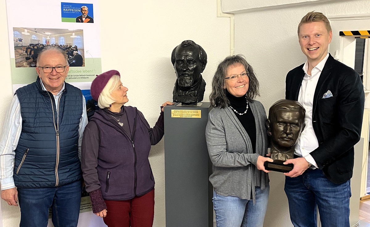 Der Beigeordnete Rolf Schmidt-Markoski und die beiden Raiffeisen-Botschafterinnen Julie Georgis und Anette Neitzert (v.l.) freuten sich gemeinsam mit Thomas Mende ber das Eintreffen der Bsten der "Genossenschafts-Vter" im Raiffeisenhaus Flammersfeld. (Foto: Stefan Zowislo)