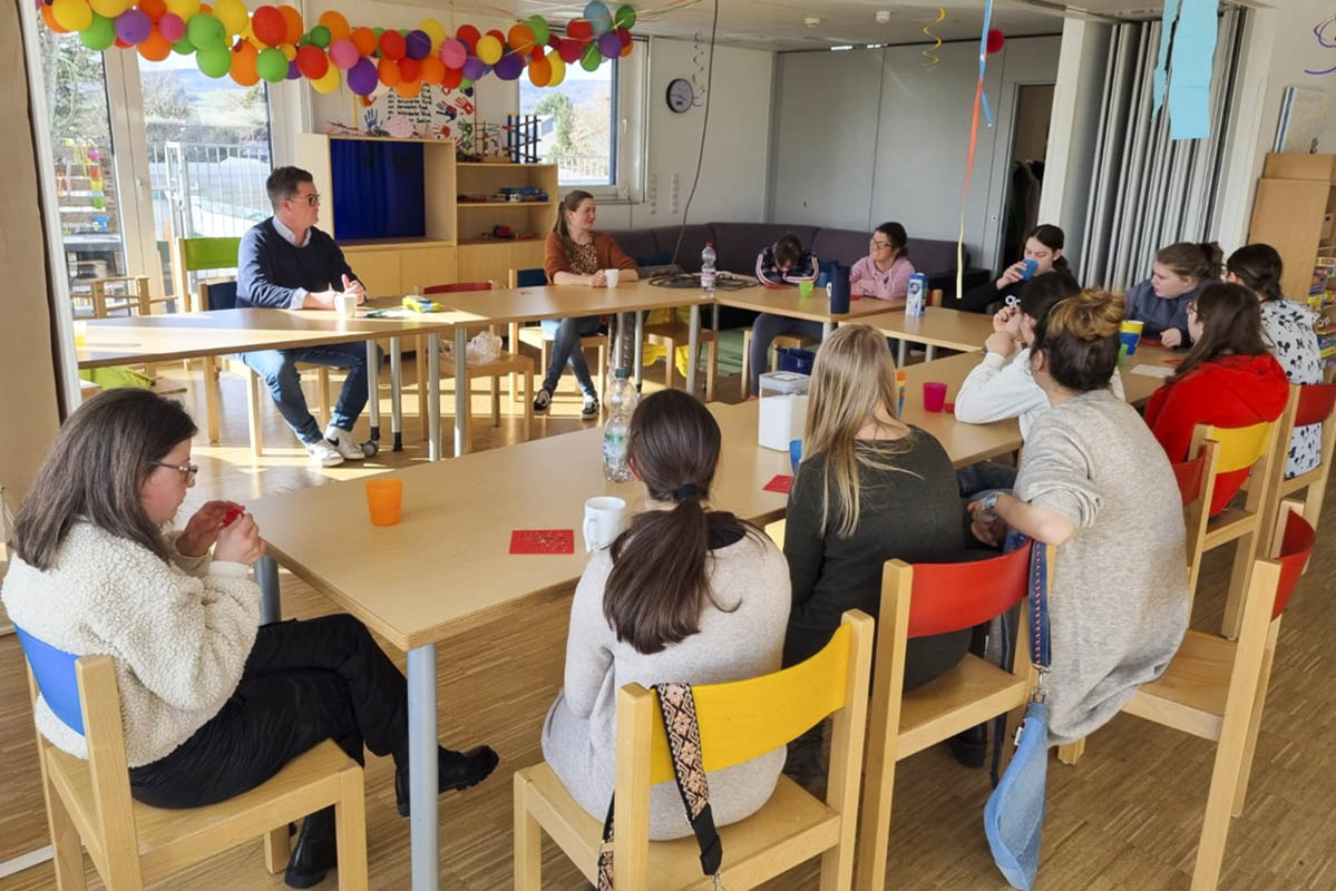 Neuwieds Brgermeister Peter Jung bekam im Mdchentreff des VMB konstruktive Hinweise von Jugendlichen mit Behinderung. Im Anschluss an "Frag doch mal den Brgermeister" forderten sie ihn zu einer Partie des Kartenspiels Skip-Bo heraus. Foto: Stadt Neuwied