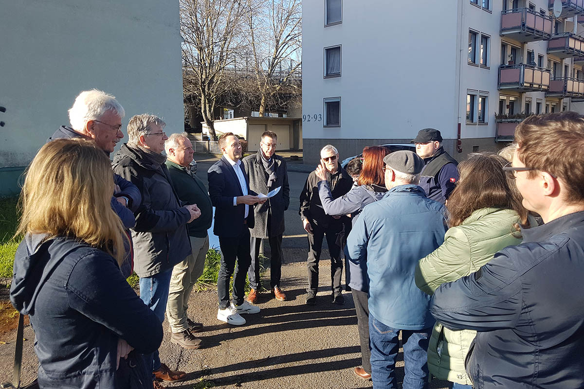 Geschftsfhrer David Meurer und Aufsichtsratsvorsitzender Ralf Seemann erluterten den Mitgliedern der Papaya-Fraktionen im Neuwieder Stadtrat die Plne der GSG zur nachhaltigen Entwicklung ihres Quartiers in der sdstlichen Innenstadt. Foto: Martin Hahn