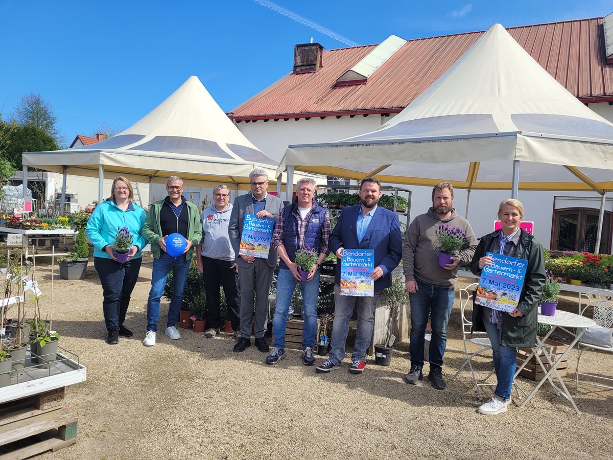 Freuen sich auf den Markt: (v.l.n.r.) Werbegemeinschaft Blickpunkt Bendorf & Aktiv Sayn e. V.: Karin Schapper, Vorsitzender Henning Deuster, Mario Winterwerber, stellv. Vorsitzender Klaus Dring, Brgermeister Christoph Mohr, Inhaber Garten May, Jens May, Nancy Parac (Stadt Bendorf). (Foto: Veranstalter)
