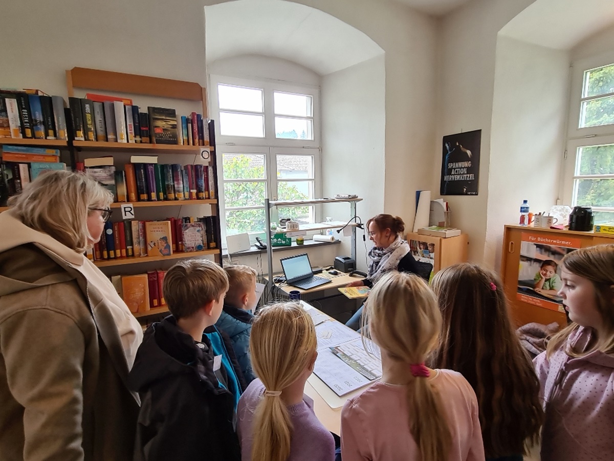 Die Schler der Grundschule entdeckten die Bcherei. (Foto: Jana Weber)