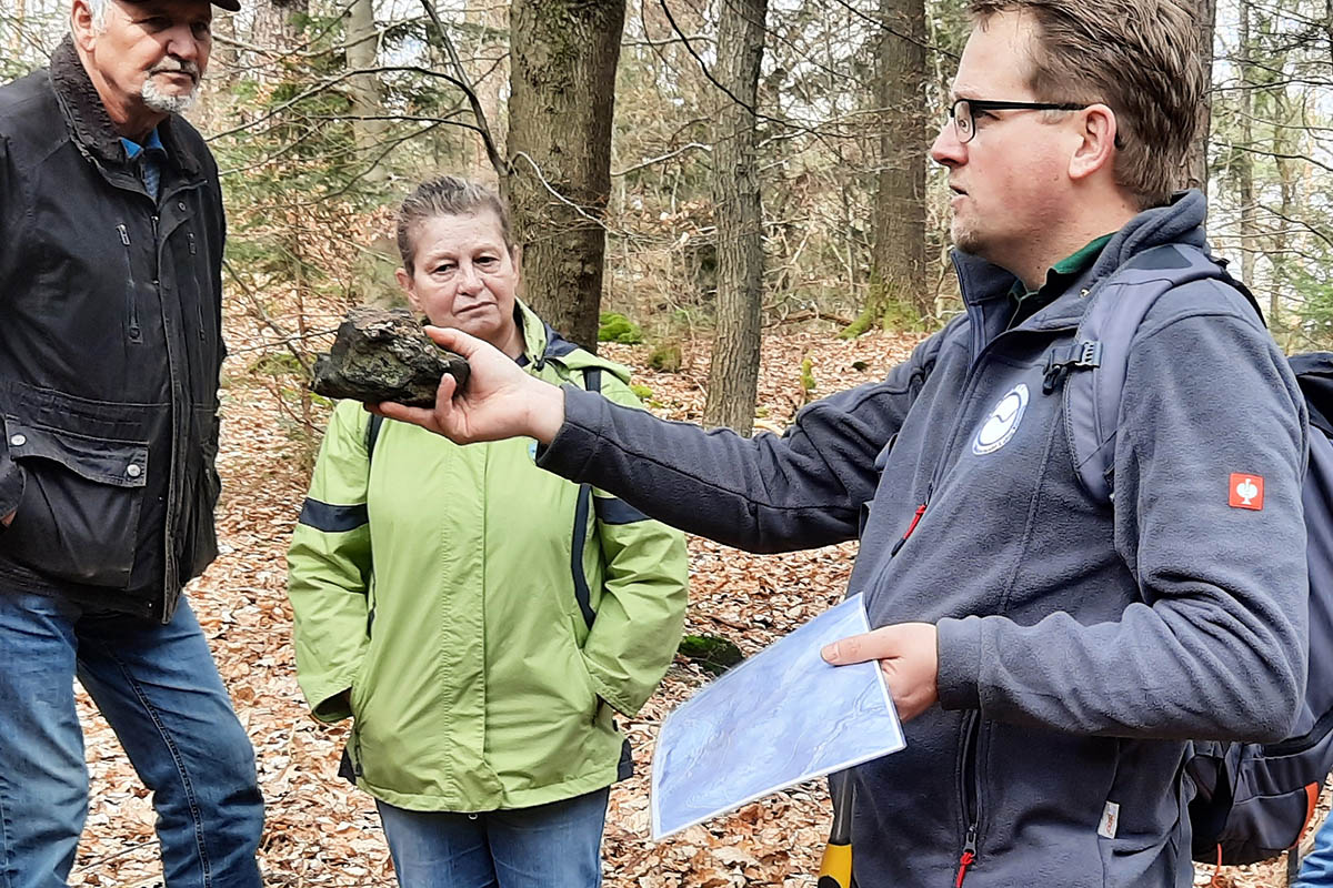 Fachkundig nahm Dipl.-Ing. Christoph Eul die Teilnehmer der Wanderung mit auf eine Reise in die "eiserne Vergangenheit" des Raumes Horhausen/ "Lahrer Herrlichkeit". Fotos: Rolf Schmidt-Markoski