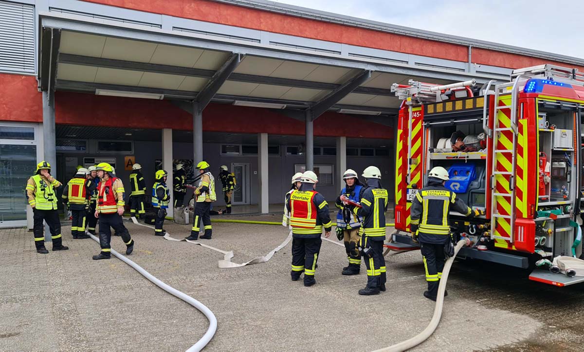 Grere Einsatzbung an der IGS Horhausen: Mehrere Feuerwehren im "Einsatz" vor Ort