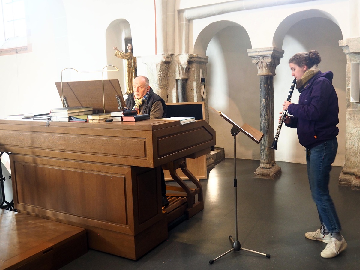 Gisbert Wst und Helene Caspar rcken das beliebte Kirchenlied "Nun bitten wir den Heil