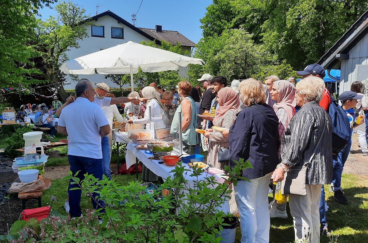 Neben guter Unterhaltung wird es auch beim diesjhrigen Gartenfest am Raiffeisenhaus in Flammersfeld wieder internationale Kstlichkeiten geben. (Foto: Rolf Schmidt-Markoski)