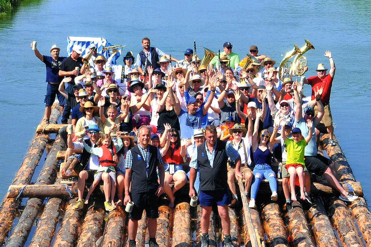 Mit 50 Teilnehmern, Kind und Kegel, Blaskapelle und Flern ist die Schwere Artillerie aus Linz bei der Flofahrt auf der Isar. Foto: Roland Thees 