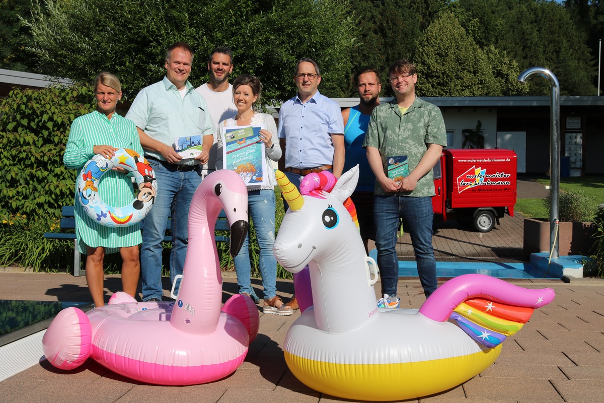 Zum Pressetermin fanden sich Veranstalter und Sponsoren im Erlebnisbad Herschbach ein. Von links nach rechts: Sandra Kster fr Wir Westerwlder, Ortsbrgermeister Axel Spiekermann, Lars Brinkmann, Viola Gei, VG-Brgermeister Oliver Gtsch, Bademeister Alexander Schmitt und Ren Weiand fr die VG Selters (Foto: Ulrike Puderbach)