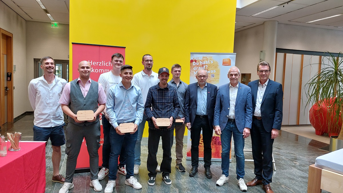 Von links nach rechts: Christoph Ambroziak als betreuender Lehrer, die sechs neuen Gesellen, Obermeister Wolfgang Becker, Brgermeister Fred Jngerich und Vorstandsvorsitzender der Sparkasse Westerwald-Sieg Dr. Andreas Reingen. (Foto: Sparkasse Westerwald-Sieg)