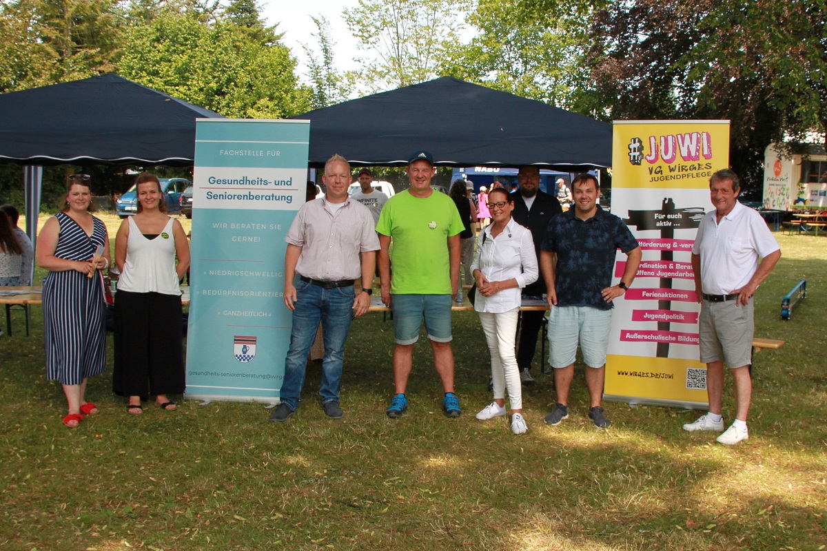 Von links: Alexandra Marzi, Tamara Brck, Mark Goldhausen, Jochen Bcher, Sylvia Bijjou-Schwickert, Benedict Hallerbach, Markus Schlotter und Landrat Achim Schwickert zeigten sich begeistert von der Vielfalt der Jugendarbeit. (Fotos: Kreisverwaltung / Carolin Faller)