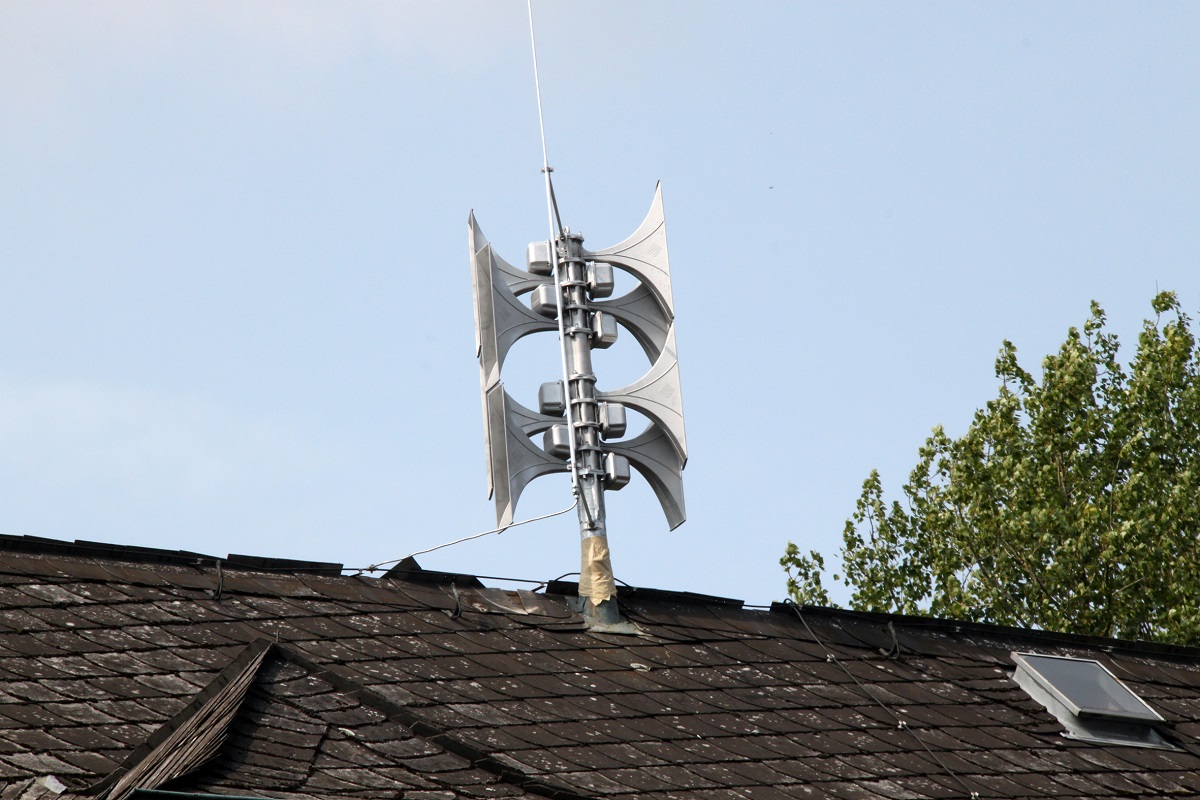 Auf dem Rathaus in Bad Marienberg ist seit kurzem eine der Sirenen installiert. (Foto: Westerwaldkreis/Carolin Faller)