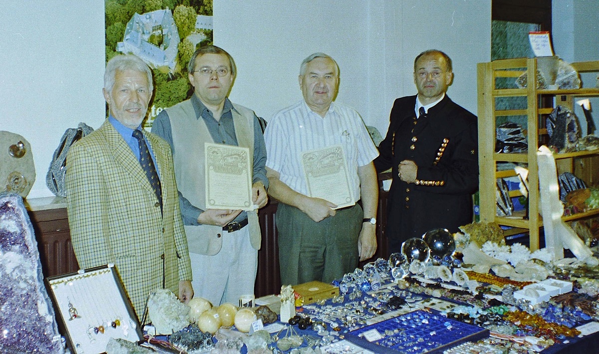 Zum Jubilum tauchte jetzt dieses Foto aus den Anfangsjahren der Brse auf. Um 1999 ehrten der damalige Brgermeister Gnter Schneider (links) und Mitinitiator Joachim Weger (rechts) die Steinexperten Norbert Bdenhlzer (2. von links) aus Herdorf und Gerhard Grude aus Siegburg. (Foto: Irene Weger)