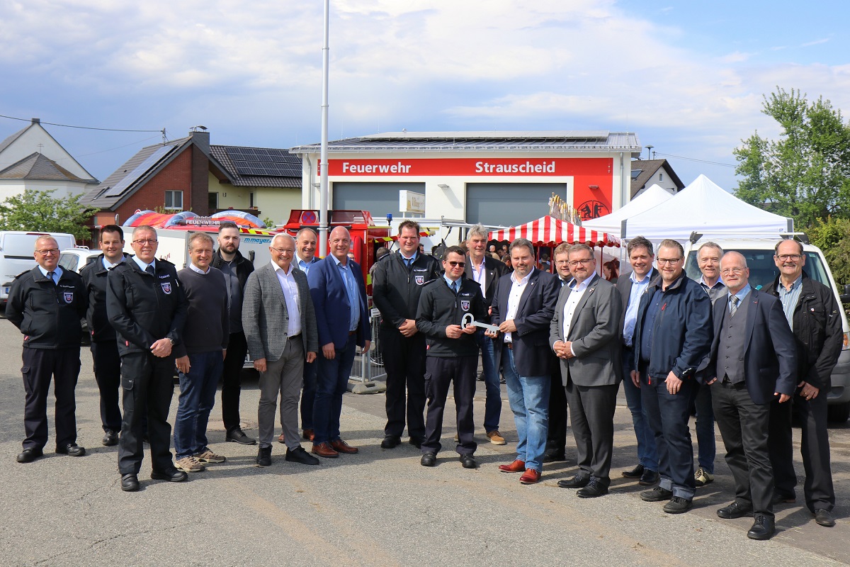 Neubau und Fahrzeuge in Strauscheid wurden offiziell bergeben. (Foto: Feuerwehr VG Asbach)