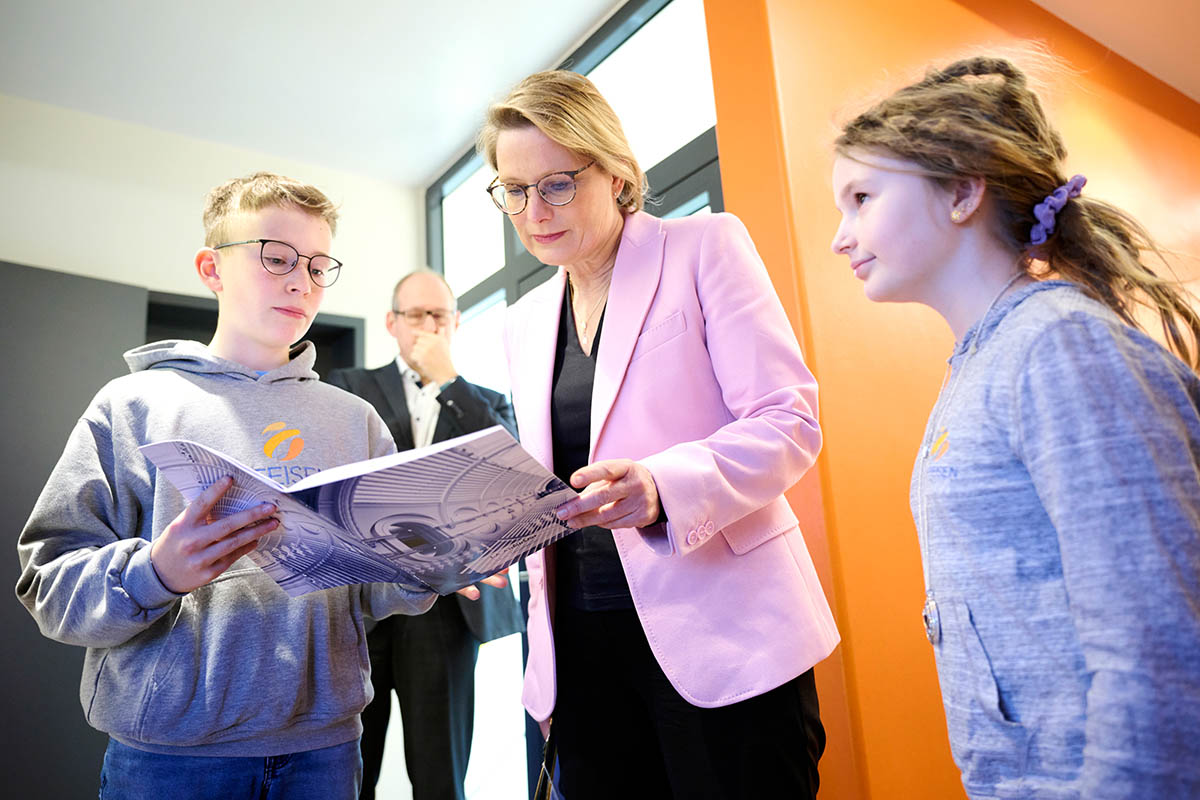 Bildungsministerin Dr. Stefanie Hubig besucht Raiffeisen-Campus in Dernbach