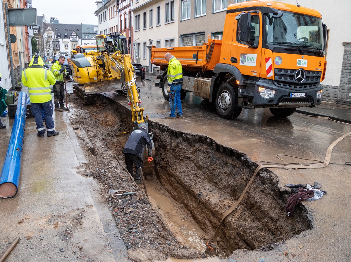 Neuwieder Bismarckstrae aufgrund eines Wasserrohrbruchs voll gesperrt