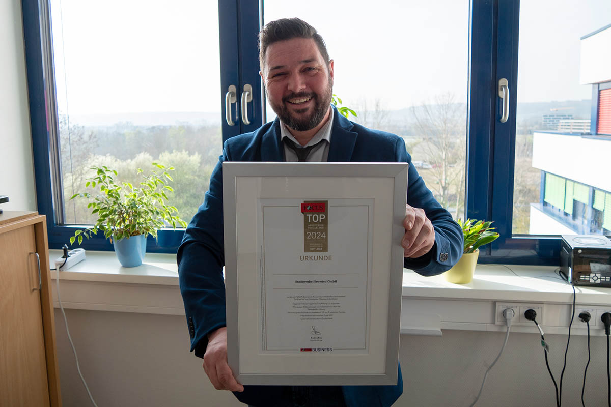 Horst Dreimller, Personalchef der SWN, freut sich ber die Urkunde und dass die Stadtwerke als Top-Arbeitgeber Mittelstand in Deutschland ausgezeichnet wurden. Foto: Dennis Steinhardt/SWN