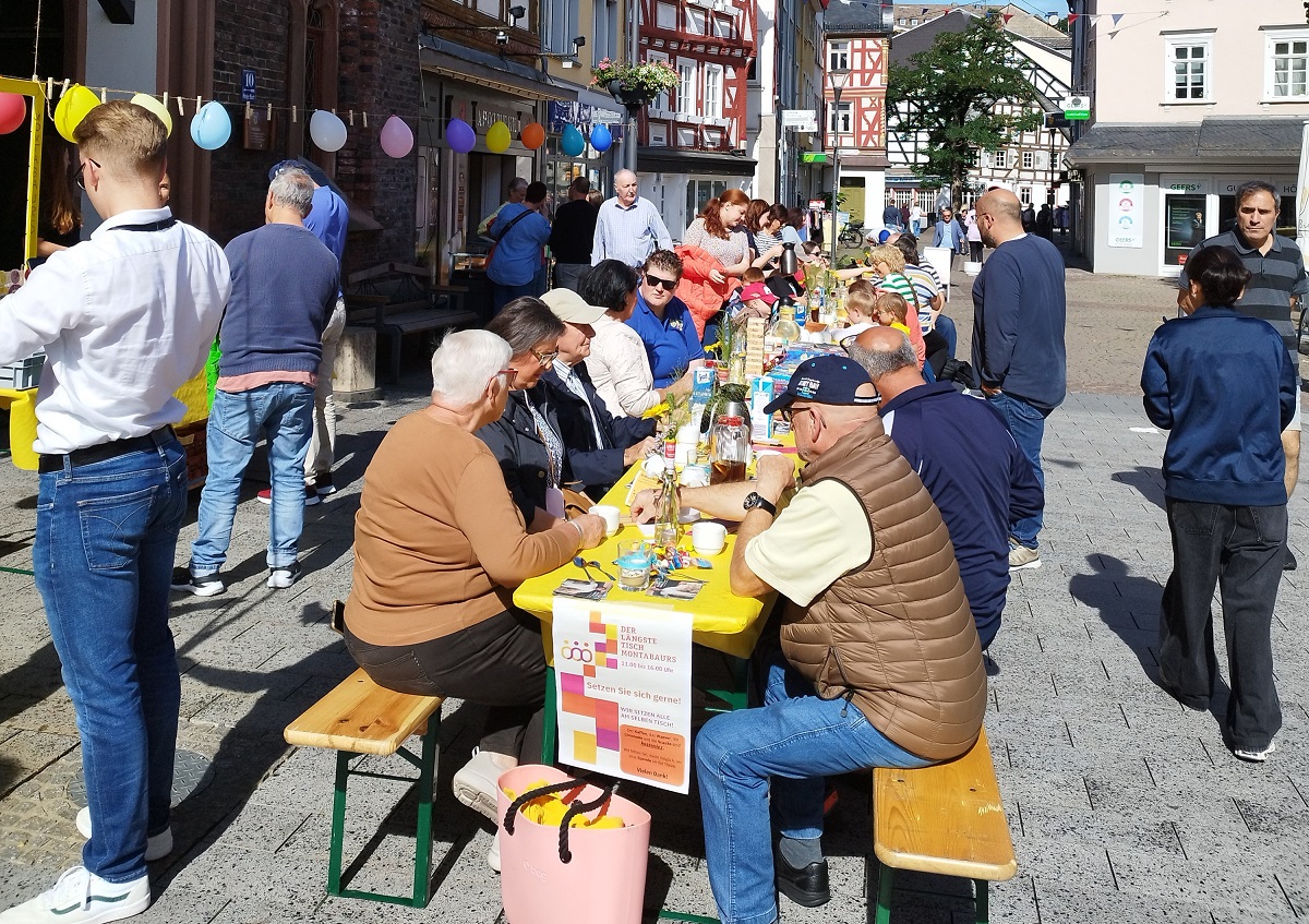 Nehmt Platz: 30 Meter war der lngste Tisch Montabaurs bei der Premiere im September. Dies soll bei der Neuauflage am 24. August vor dem historischen Rathaus getoppt werden. (Foto: VG Montabaur/ Larissa Metz)