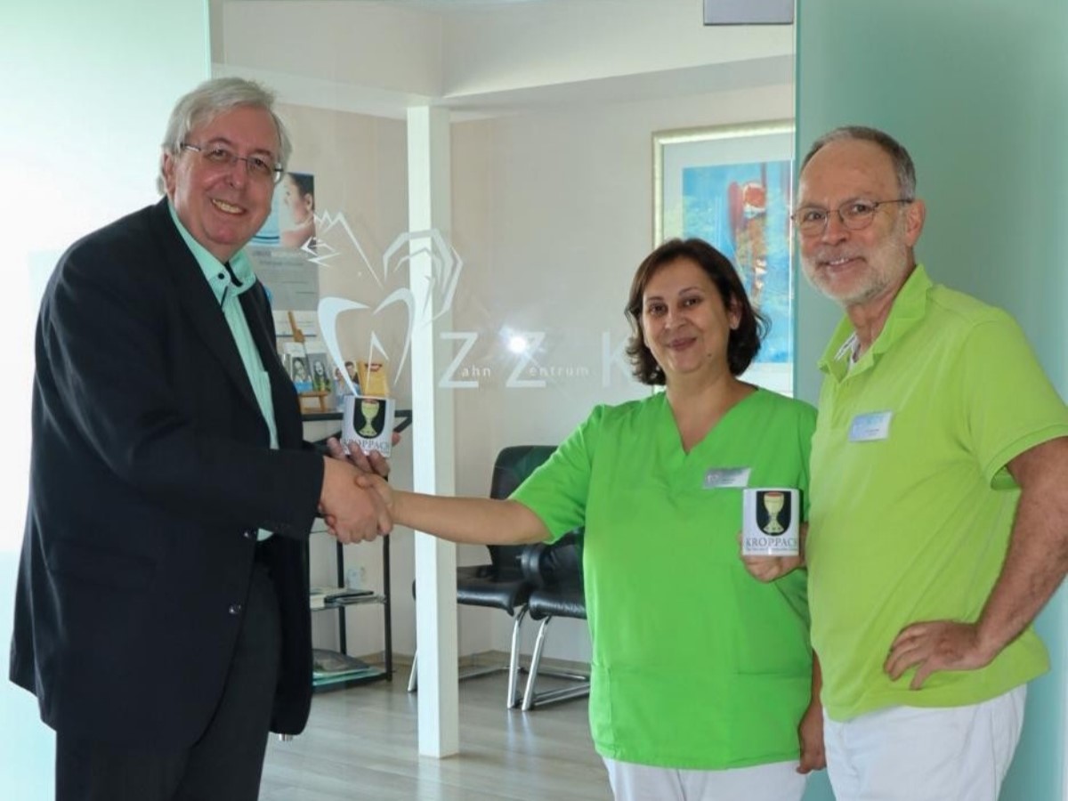 Brgermeister Michael Birk, Zahnrztin Irina Struth und Dr. med. dent. Bodo Hahn (Foto: ZahnZentrum Kroppach)