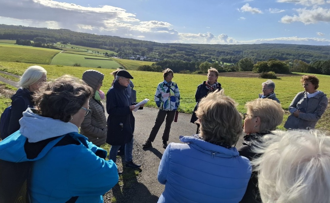 Herbstliche Literaturwanderung in Holler begeistert Teilnehmer