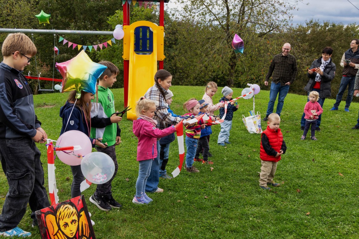 Kinder drfen das symbolische Band durchschneiden (Foto:  Foto: Michael Mhlenhof)