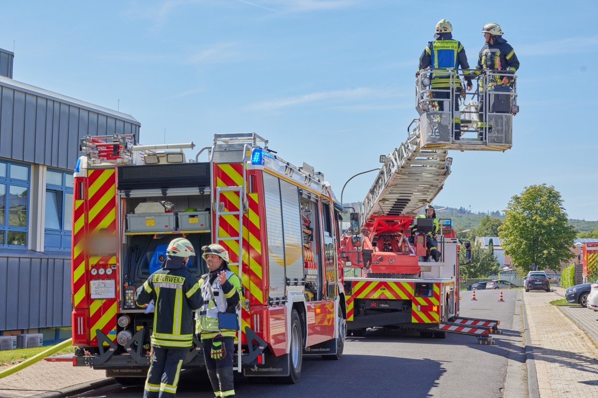 Groeinsatz in der Warthestrae: Insgesamt acht Freiwillige Feuerwehren aus der Verbandsgemeinde Montabaur und aus Ransbach-Baumbach probten in den Caritas-Werksttten Westerwald-Rhein-Lahn den Ernstfall. (Fotos: Caritasverband Westerwald-Rhein-Lahn/Olaf Nitz)