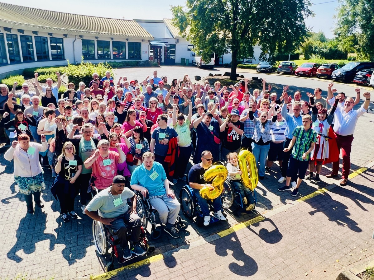 Beschftigte, Mitarbeitende und Gste feierten gemeinsam das 30-jhrige Bestehen der Caritas-Werksttten Westerwald-Rhein-Lahn in Rotenhain. (Foto: Caritasverband Westerwald-Rhein-Lahn/Holger Pritzsch)